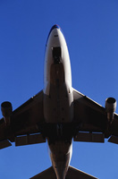 Un avión de gran tamaño iniciando el descenso para tomar tierra, con el fondo del cielo azul.