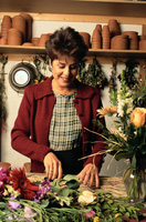Acondicionamiento. Una mujer prepara productos en una floristaría.