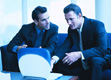 Dos personas consultando una web en un portátil.