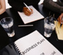 Un documento  que pone Business Plan encima de una mesa.