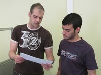 Miguel recibe instrucciones y explicaciones de los procesos de almacén.