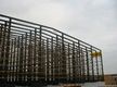 Estructura metálica que sirve de columnas a la vez que da soporte a las estanterías, aún sin las paredes.