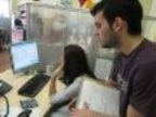 Se consulta el ordenador para buscar la ubicación más adecuada para los palets de entrada.