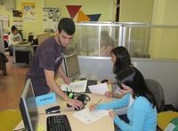 Miguel y sus compañeras preparan la documentación para el pedido.