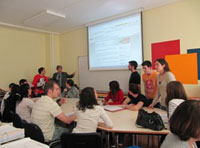 Reunión de equipo. El personal de gestión se reúne en la sala de juntas para analizar el sofware empleado, viendo en pantalla su funcionamiento.