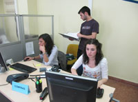 Buscando aplicaciones 2. Miguel y Clara estudian las distintas aplicaciones informáticas que pueden emplear en la empresa 2.