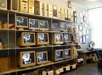 Conjunto de monitores y equipos informáticos.