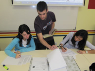Miguel estudia la documentación ISO 9000.