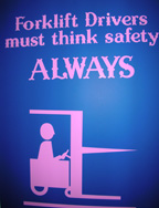 Seguridad con carretilla. Cartel en inglés: conductores de carretillas deben pensar en la seguridad siempre, con un dibujo de carretilla.