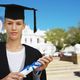 Chica graduada, con toga, birrete y diploma.