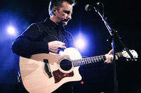 Billy Bragg. Músico en el escenario con su guitarra.