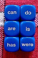 Verbs. Seis dados unidos mostrando diferentes verbos auxiliares en inglés.