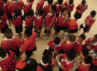 All students must wear uniforms in this school. Niños y niñas con uniforme escolar.