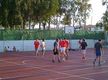 Jugando al fútbol.