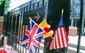 Las banderas inglesa y americana a la entrada de un edificio.