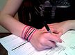 Mujer resolviendo el papeleo sobre el escritorio.