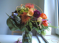She was sent some flowers. Ramo de flores.