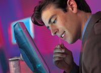 Hombre al ordenador.