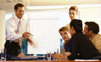 I would like to establish a firm business relationship with your company. Varias personas en una sala de reunión.