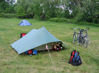 Will we go camping next week? It will depend on the weather. Tienda de campaña y campistas.