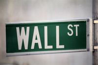 Placa verde con letras blancas de una calle del distrito financiero de Nueva York. Puede leerse en inglés “Wall Street”.