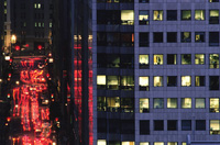 Dos rascacielos, se observan unas seis plantas en medio del edificio.La imagen es noturna y los edificios están iluminados.