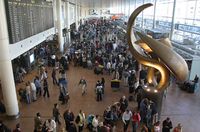 Personas en el interior de un aeropuerto.