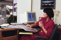 Mujer delante de un ordenador analizando información.