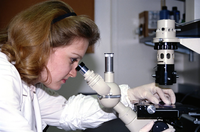 Persona en un laboratorio realizando un análisis.