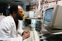 Hombre trabajando en un laboratorio de certificación.