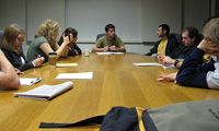 Mesa de reuniones con trabajadores y trabajadoras. Mesa de reuniones con trabajadores y trabajadoras.