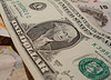 Billete de un dólar USA visto de lado.