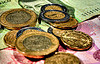 Dinero. Varias monedas en primer plano.