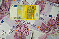 Billetes de 200 y 500 euros. Un billete de 200 euros sobre varios de 500 euros.