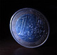 Moneda de un euro en un fondo negro.