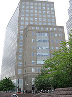 New York Mercantile Exchange. Vista general del edificio del New York Mercantile Exchange desde los jardines adyacentes.