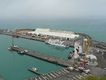Vista aérea de Port Ahuriri, en la ciudad de Napier, Hawkers Bay, Nueva Zelanda en la que se ve un pequeño ferry atracado.