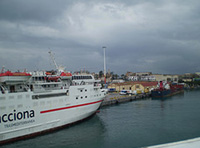 Vista desde estribor de un ferry atracado en el puerto de Ceuta.