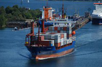 Vista desde proa de un buque portacontenedores cargado zarpando del puerto de Kiel, Alemania.