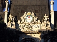Vista del escudo situado en la parte superior de la entrada a la Aduana de Buenos Aires con el escudo de Argentina.
