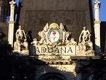 Vista del escudo situado en la parte superior de la entrada a la Aduana de Buenos Aires con el escudo de Argentina.