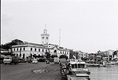 Fotografía en blanco y negro del edificio de aduanas de la ciudad filipina de Lloilo visto desde uno de losmuelles.