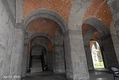 Interior de la Aduana de Manila en el que se aprecian la escalera interior y las robustas columnas rematadas en arcos de medio punto.