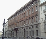 Vista desde la calle Alcalá del antiguo edificio de la Real Casa de la Aduana en Madrid, terminada en 1.769, con tres plantas más ático, actualmente sede del Ministerio de Hacienda.