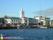 Vista desde el puerto del edificio de la aduana de Lloilo City. Filipinas.
