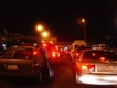 Fila de vehículos atravesando de noche el paso fronterizo de Posadas, entre Argentina y Paraguay.