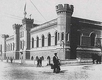 Postal en blanco y negro de 1.902 en la que se en ángulo la Aduana de Rosario (Argentina)y sus calles adyacentes.