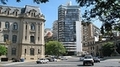 Alrededores de la Aduana de Rosario (Argentina) en la que se aprecia un edificio de varias plantas denominado Farallón.