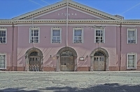 Fachada de la Aduana de la ciudad de Valparaíso en Chile, edificio de dos plantas con tres puertas con arco de medio punto.