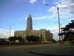 Vista del edificio de planta cuadrada con gran torre central de la Aduana de Montevideo (Uruguay).